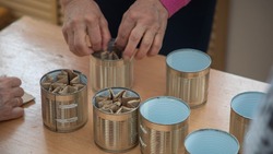 Серебряные волонтеры Сахалина сделали более 250 окопных свечей для бойцов СВО