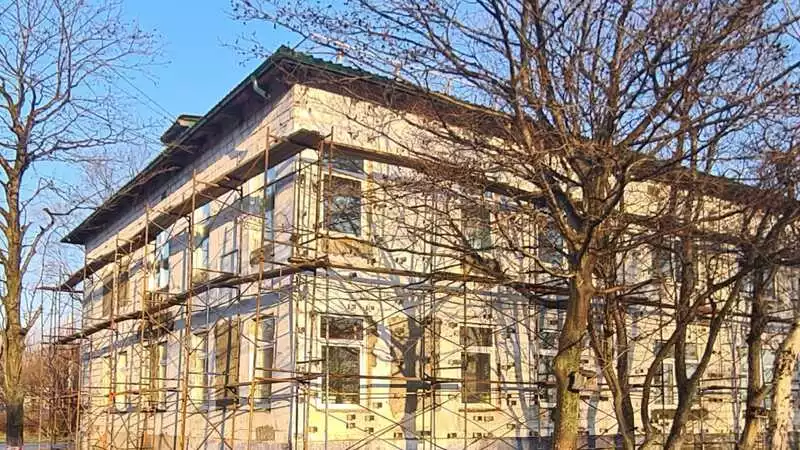 «Нельзя допустить, чтобы пациенты мерзли». В областном минздраве оценили ремонт в больнице Макарова