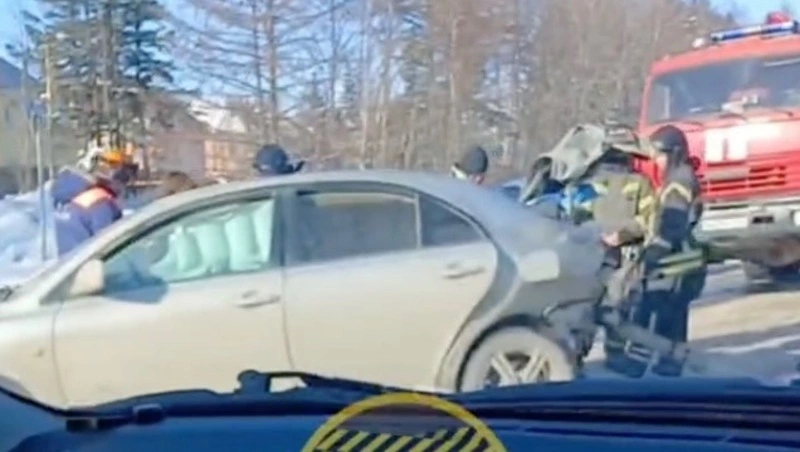 Очевидцы сообщили о ДТП с участием двух автомобилей на корсаковской трассе