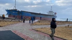 В Холмске продолжают откачивать топливо с севшего на мель сухогруза