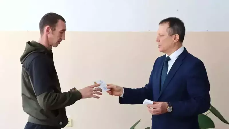 В Холмском районе ветеранам СВО вручили медали Министерства обороны РФ 