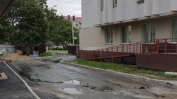 Фонтан горячей воды бил из-под земли в центре Южно-Сахалинска