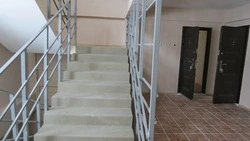 Жители севера Сахалина более трех месяцев прожили без козырьков на подъездах