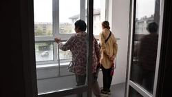 Жители аварийного жилфонда осмотрели новую пятиэтажку в Поронайске 