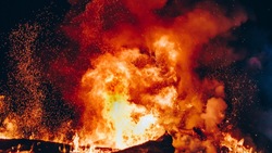 Шесть человек эвакуировали из горящего четырехэтажного дома в Холмске