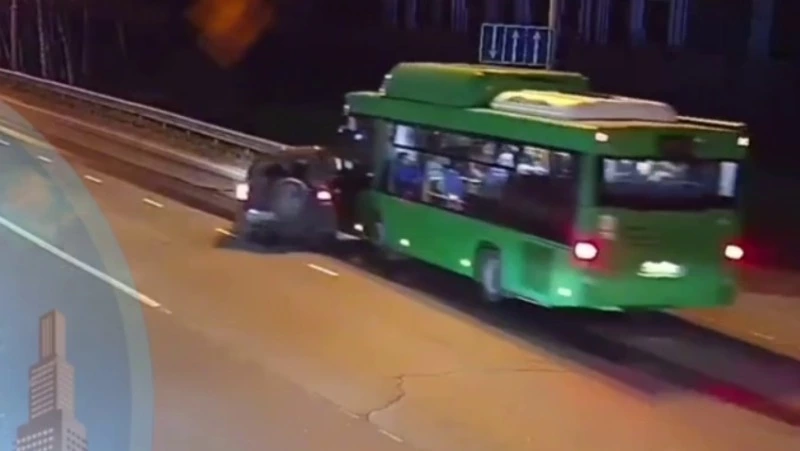 Момент столкновения зеленого автобуса и кроссовера в Южно-Сахалинске попал на камеру