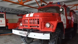 В Вахрушеве пожарные почти полчаса тушили горящий пол