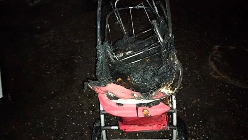 Неизвестный поджег детские коляски в Охинской многоэтажке
