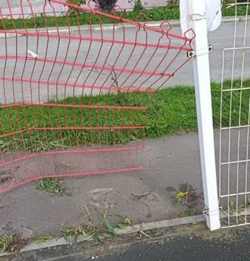 Медведь разгромил забор детской площадки в Южно-Сахалинске