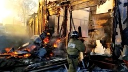 Дачный дом в Корсаковском районе тушили пожарные утром 16 ноября