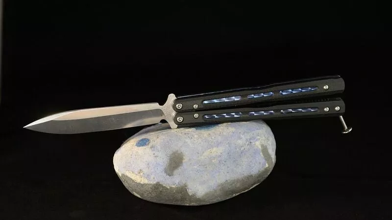 На Сахалине детям беспрепятственно продают в магазинах ножи-бабочки для игр