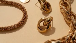 Мужчина с судимостью украл украшения из общежития в Охе