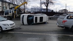 Toyota Mark II влетел в Town Ace и протащил его по дороге в Южно-Сахалинске