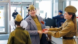 На железнодорожном вокзале Южно-Сахалинска с песнями и танцами поздравили пассажиров с 9 Мая 