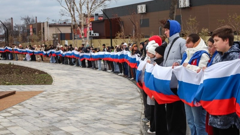 Жители Корсакова развернули 100-метровый флаг России на набережной