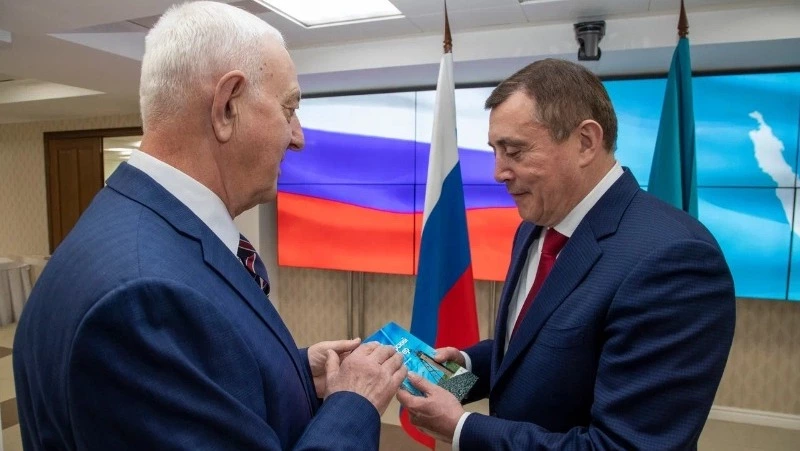 Валерий Лимаренко вручил государственные награды заслуженным жителям Сахалина