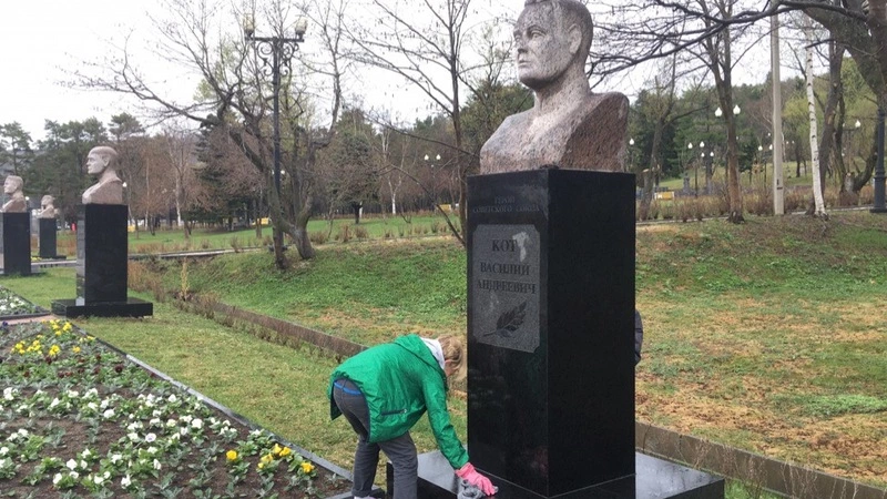 Сахалинские подростки отмыли бюсты Героев Советского Союза на аллее Победы
