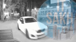 BMW на полной скорости промчался по парку и едва не сбил пару сахалинцев