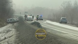 Очевидцы: автомобиль Honda CR-V вылетел в кювет на охотской трассе 