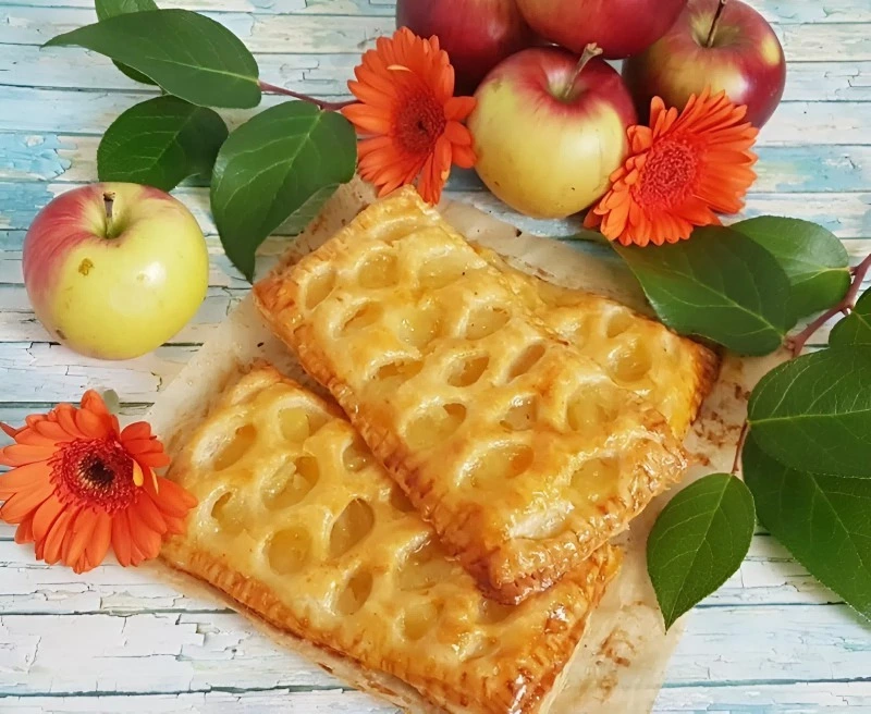 Слойки с яблоками к чаю: простой рецепт десерта на скорую руку