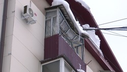 «Был звук, похожий на взрыв»: в доме на Сахалине балкон сложился пополам