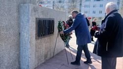 Валерий Лимаренко возложил цветы воинам ВОВ в Охе 