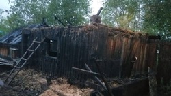 Баню в Тымовском округе тушили практически два часа