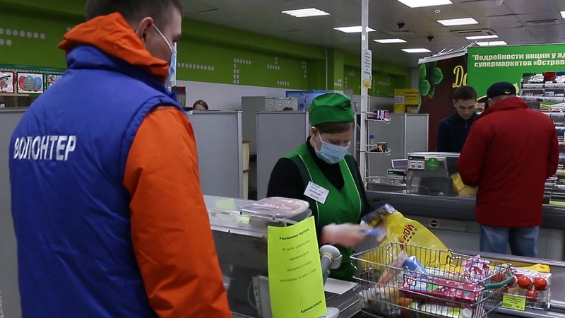 Сахалинские волонтеры внимательно выбирают яблочки для пожилых людей