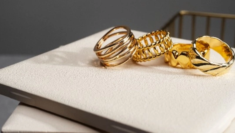 Житель Южно-Сахалинска присвоил золотые украшения знакомой