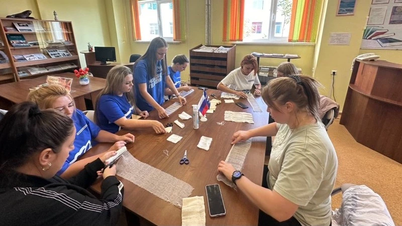 Акцию «Повязка на фронт» поддержали волонтеры Невельского района