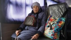 Спасатели доставили домой из больницы пенсионерку после циклона в Корсакове