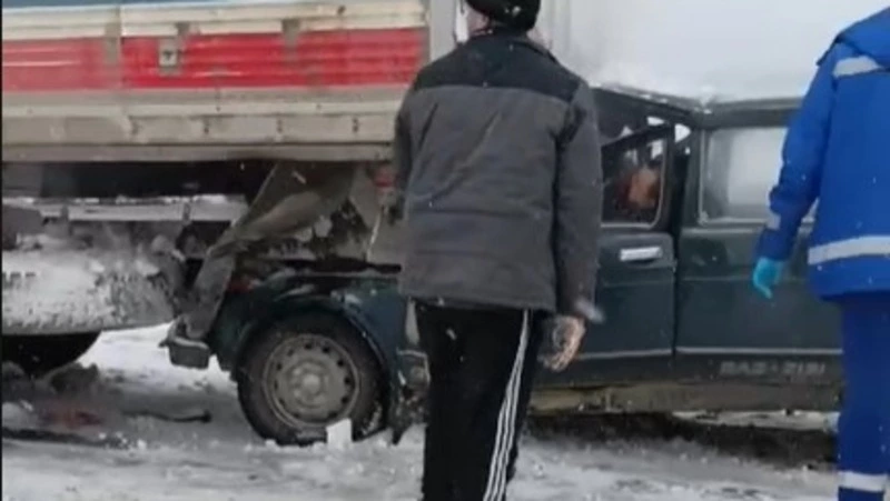 Водитель Lada Niva угодил под колеса большегруза в Тымовском районе