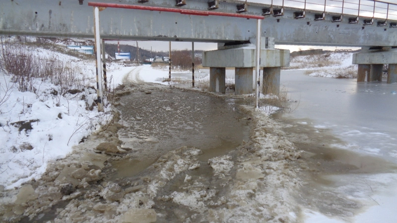 Сахалинцы копают русло реки лопатами, чтобы заехать в Садовники