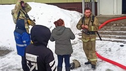 Пожарные эвакуировали 10 человек из горящего дома на юге Сахалине