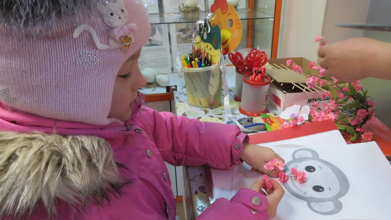 Юных сахалинцев научили делать маски животных