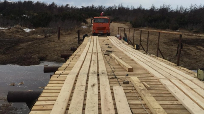 Неизвестный доброжелатель починил мост по пути в маленькое село Охинского района