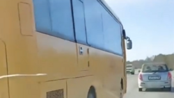 Детский автобус совершил опасный маневр на сахалинской трассе