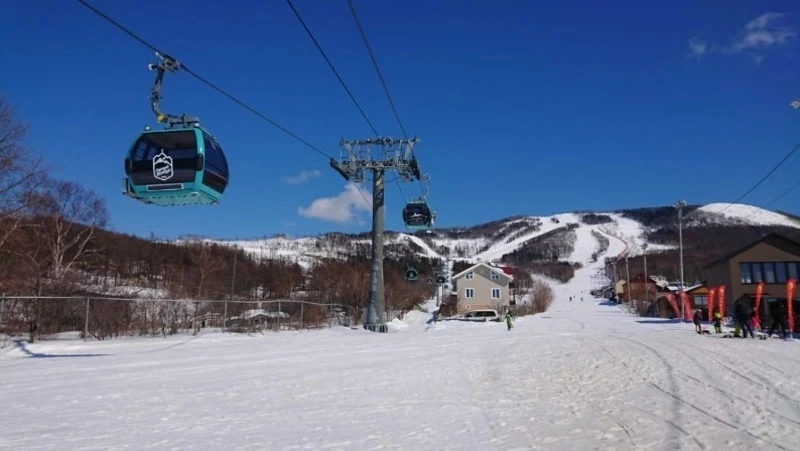 Дети смогут кататься сразу на 16 горнолыжных курортах России — от Сахалина до Сочи