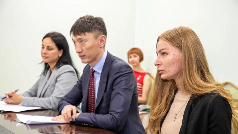 «Добрые дела Карты сахалинца»: малообеспеченным семьям купили ноутбук и микроволновку