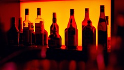 Мужчина украл бензокосу с алкоголем из чужого дома в Холмске