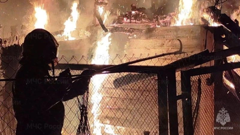 Южно-сахалинские пожарные до полуночи тушили горящий дом в Ключах