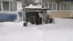 «Дети больны, нам нужно к специалисту»: сахалинка не может выйти из дома после циклона