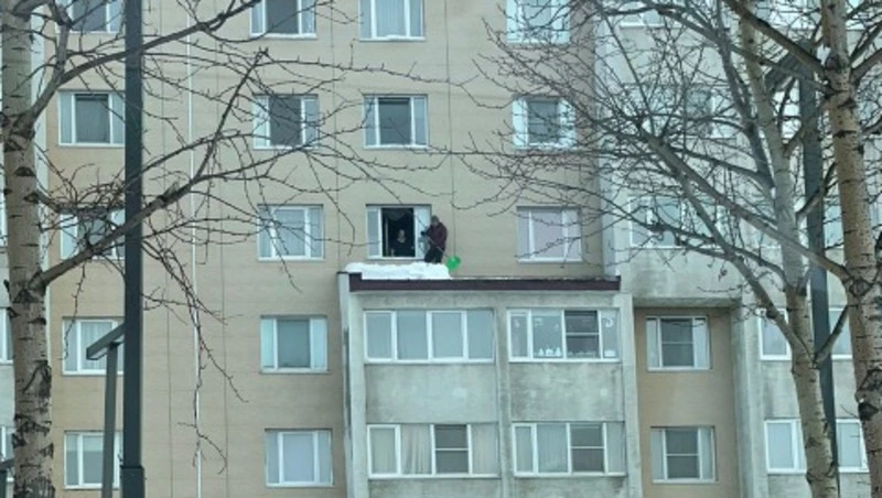 «Без страховки чистит»: жители Южно-Сахалинска испугались за дворника