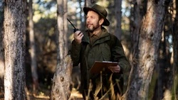 Лесников Сахалинской области поздравили с профессиональным праздником