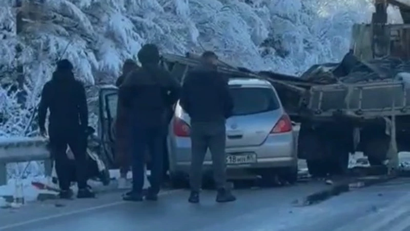 Легковушка залетела под кран-балку на сахалинской трассе
