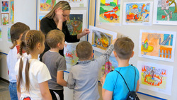 В Южно-Сахалинске открылась выставка детских работ по пожарной безопасности