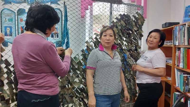 В Углегорске общественницы делают маскировочную сеть для участников СВО 