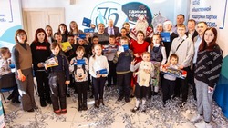 Депутаты вручили подарки детям из центра «Маячок» в Южно-Сахалинске
