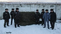 Осужденные на Сахалине связали маскировочную сеть для бойцов СВО