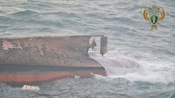 Троих членов экипажа потонувшего судна в Корсакове доставили на берег